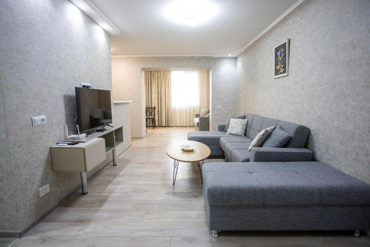 Ninia'S Apartment Kutaisi Dış mekan fotoğraf